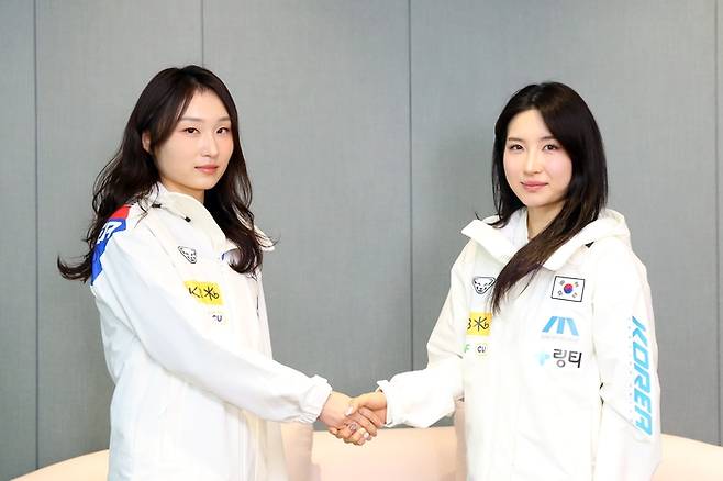 서로에 대한 남다른 존경심을 드러낸 한국 쇼트트랙의 간판 최민정(왼쪽)과 김길리가 함께 포즈를 취하고 있다. KB금융그룹