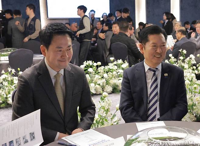 정청래 더불어민주당 대표(오른쪽)와 장동혁 국민의힘 대표가 10일 서울 여의도 한국노총에서 열린 한국노총 창립 80주년 기념식에 참석해 있다. [공동취재]