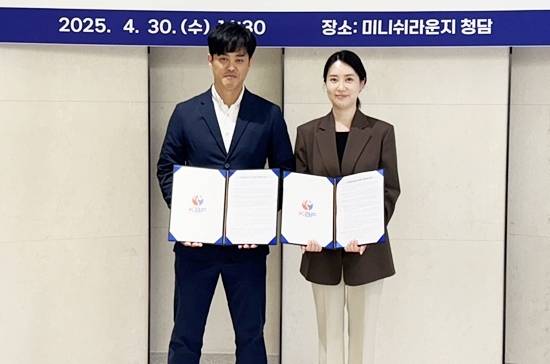 대한당구연맹이 헬스케어 업체 미니쉬라운지청담과 후원협약을 체결, 앞으로 당구 국가대표 선수들이 전문적인 헬스케어를 받을 수 있게 됐다. 대한당구연맹 허해용(왼쪽) 수석부회장이 미니쉬라운지청담 지수현 본부장과 협약체결 후 기념촬영하고 있다. (사진=대한당구연맹)