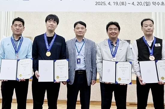 캐롬3쿠션 입상자들. (왼쪽부터)공동3위 임채운, 우승 김행직, 전남당구연맹 서석현 회장, 2위 차복훈, 공동3위 송진경. (사진= 전남당구연맹)