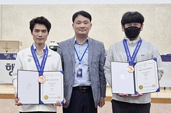 포켓9볼 공동3위 입상자들. (왼쪽부터)박근정, 전남당구연맹 서석현 회장, 이금구. (사진= 전남당구연맹)