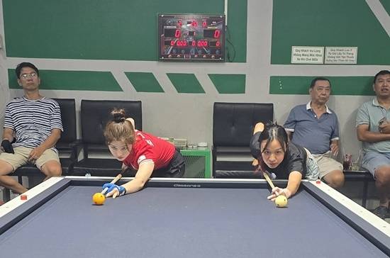 응오딘나이 클럽서 현지 선수와 연습경기를 치르고 있는 조예은(왼쪽 두번째). (사진= SK렌터카 제공)