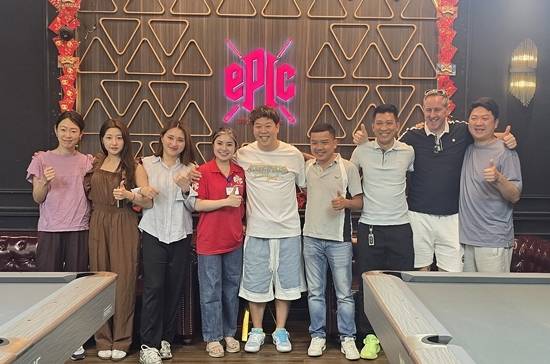 D.응우옌 당구클럽을 찾은 SK렌터카 선수단이 D.응우옌(오른쪽 네번째)과 함께 기념촬영하고 있다. (사진= SK렌터카 제공)