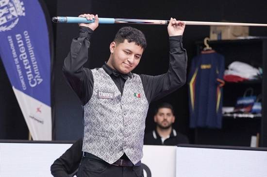 멕시코의 우발도 산체스가 29일 새벽 열린 제16회 세계주니어3쿠션선수권 결승에서 ‘디펜딩챔피언’ 세이멘 우발도를 40:37로 꺾고 새 챔피언에 등극했다. (사진=SOOP)