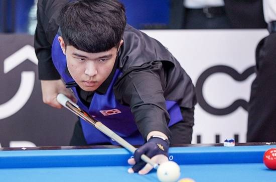 28일 새벽 스페인 무르시아에서 열린 제16회 세계주니어3쿠션선수권 8강전에서 김도현이 김현우를 물리치고 4강에 진출했다. 김도현의 4강전 상대는 멕시코의 우발도 산체스다. (사진=SOOP)