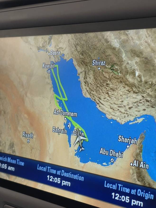 2월 28일 오전, 미국과 이스라엘이 이란에 대한 전격 군사작전에 돌입하면서 전쟁이 본격적으로 시작됐다. 전쟁이 시작된 순간, 기자는 카타르 도하에서 스페인 마드리드로 향하고 있던 비행기에 탑승해 있었다. 비행기는 상공에서 전쟁이 격화되자 다시 카타르 도하 하마드 공항으로 회항했다. 사진은 비행기 좌석 내 모니터에 띄워진 항로지도 상 회항하는 비행기의 모습. [이소연 기자]