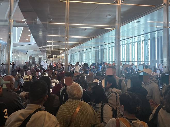 2월 28일 낮 12시 40분, 비행기가 갑작스럽게 회항하자 비행기에서 내린 수백명의 환승객이 좁은 대기실을 채웠다. 항공사 직원은 “아직 정해진 것이 없다. 공항 내에서 기다려달라”는 말만 반복했다. 다양한 나라의 여행객들이 직원에게 “언제 비행기 재개되나”, “안전한 것이 맞냐” 등의 질문을 쏟아내는 모습. [이소연 기자]