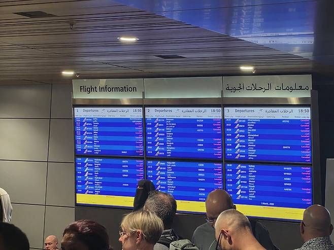 지난 28일 이란 공습으로 카타르 하마드 국제공항이 멈춰서면서 게시판이 모든 항공편의 취소 안내로 가득찼다. [도하 이소연 기자]