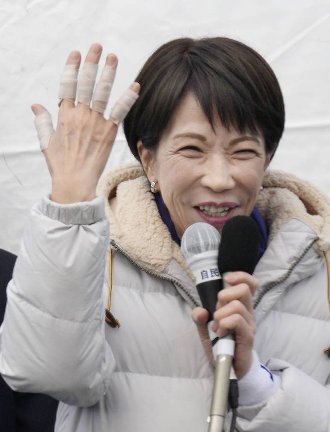 손에 테이핑하고 유세하는 다카이치 일본 총리.[연합뉴스]