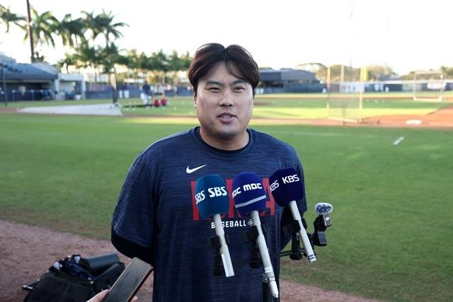 한국야구대표팀 류현진이 11일(현지시간) 미국 플로리다주 마이애미 FIU 베이스볼 스타디움에서 열린 훈련에서 취재진과 인터뷰를 하고 있다. 사진=연합뉴스