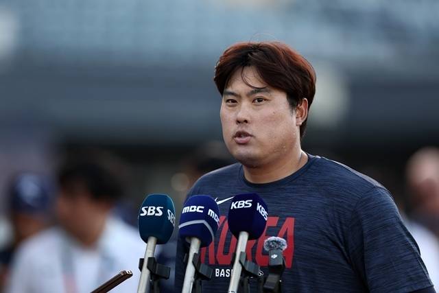 한국야구대표팀 류현진이 FIU 베이스볼스타디움에서 열린 훈련에서 취재진과 인터뷰를 하고 있다. 사진=연합뉴스