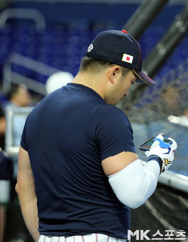 스즈키 세이야가 타격 훈련 이후 핸드폰 영상으로 자신의 타격을 확인하고 있다. 사진(美 마이애미)= 김재호 특파원