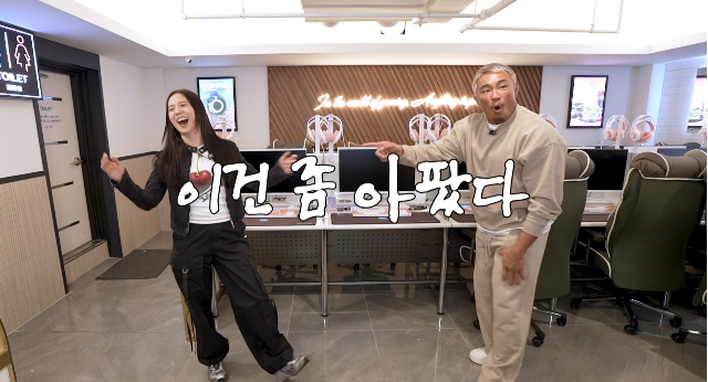 블랙핑크 지수가 배워본 로우킥을 차자 격투기 선수 출신 추성훈도 “이건 좀 아프다”며 놀라워했다.사진=추성훈 유튜브 채널