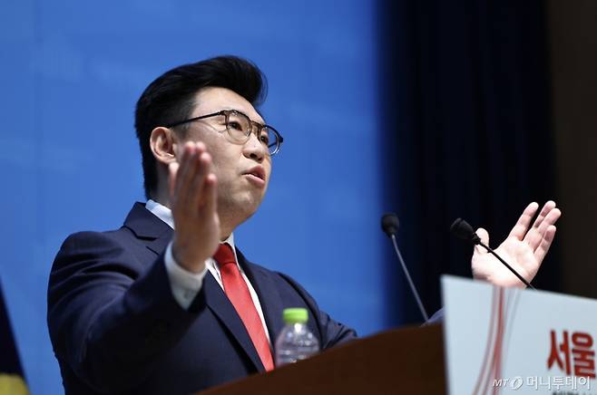 [서울=뉴시스] 김명년 기자 = 이상규 국민의힘 성북을 당협위원장이 9일 오전 서울 여의도 국회 소통관에서 기자회견을 열고 서울시장 출마선언을 하고 있다. 2026.03.09. kmn@newsis.com /사진=김명년