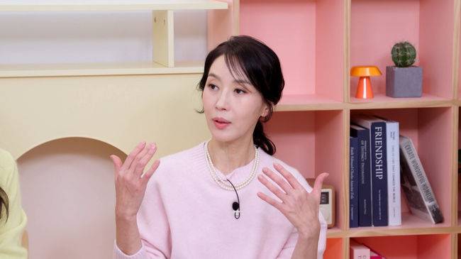 배우 김희정(55)이 미혼임을 밝히며 조카들을 대신 키우고 있다고 밝혀 눈길을 끌었다. /사진=KBS2 '옥탑방의 문제아들'