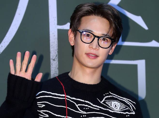 아이돌 그룹 샤이니 멤버 민호가 오는 14일 용인미르스타디움에서 치르는 ‘하나은행 K리그2 2026’ 3라운드 시즌 두 번째 홈경기 김포FC전 시축자로 나설 예정이다. 사진은 2024년 10월7일 민호가 서울 강남구 삼성동 메가박스 코엑스에서 진행된 영화 '보통의 가족' VIP 시사회에 참석한 모습. /사진=스타뉴스