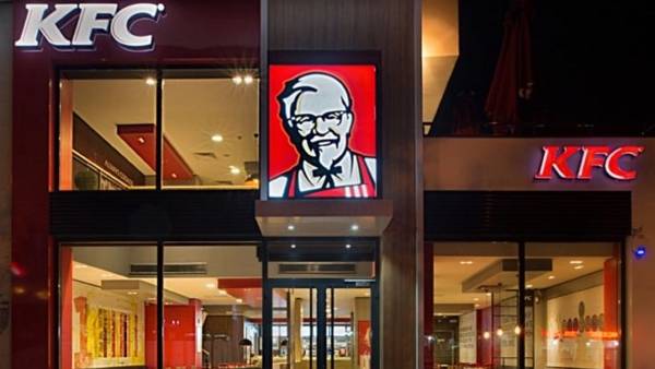 정부의 물가 안정 압박에 식품업계의 가격 인하 움직임이 확산하고 있는 가운데 KFC가 치킨 메뉴 가격을 인상했다. /사진=KFC