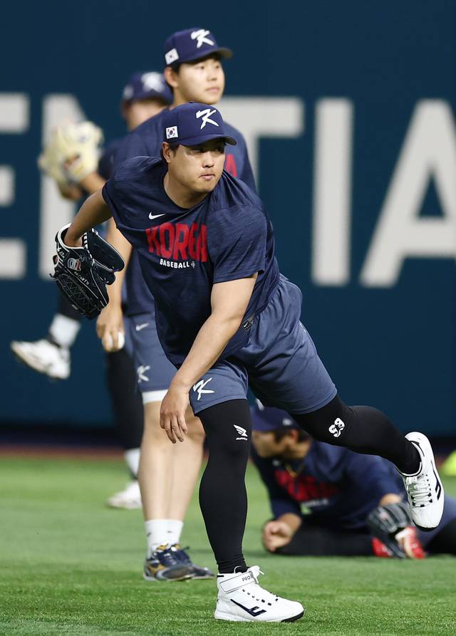 예열하는 류현진  : 류현진이 WBC 8강전을 하루 앞둔 13일 오전(한국시간) 미국 플로리다주 마이애미의 론디포파크에서 열린 야구대표팀 훈련에서 몸을 풀고 있다. 연합뉴스