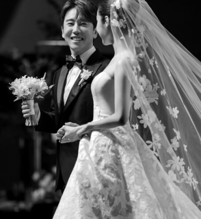 남창희가 지난달 22일 서울 신라호텔에서 백년가약을 맺었다. 베일에 싸여있던 아내 윤영경은 과거 MBC ‘무한도전’의 ‘홍철아 장가가자’ 특집에 출연해 빼어난 미모로 ‘한강 아이유’라는 별명을 얻었던 화제의 인물이다. /남창희 소셜미디어