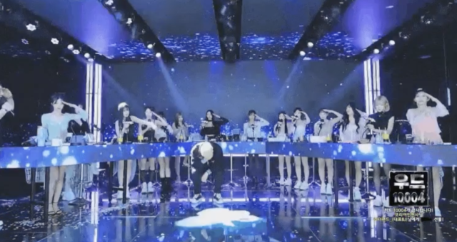 MC 딩동이 폭행 후 무릎 꿇고 눈물을 보이는 가운데 고액 후원이 들어오자 BJ들이 거수경례를 하는 모습[팬더TV]