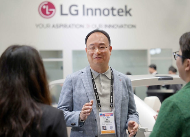 문혁수 사장이 올 1월 CES 2026이 열린 미국 라스베이거스 컨벤션센터에서 기자들과 만나 질문에 답하고 있다. [LG이노텍 제공]