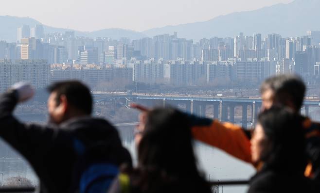 지난 8일 서울 한강변 아파트 모습. [연합]