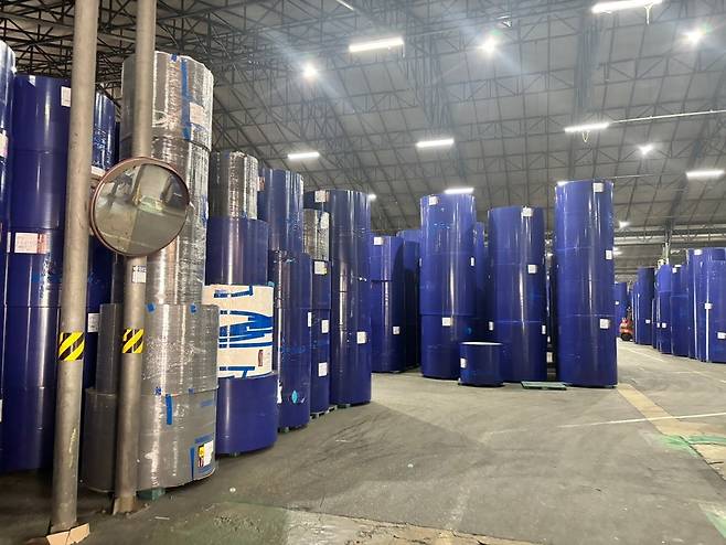 천안공장에서 생산된 종이가 롤 형태로 배송 준비중이다. 이곳에 보관된 종이 재고는 1만3000톤 가량으로 약 한달반 정도의 생산량에 해당한다.