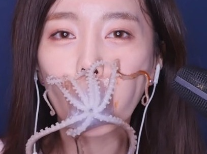 1100만 구독자를 보유한 먹방 유튜버 쏘영. 쏘영은 한 프로그램에서 유튜버로 번 수입으로 남편의 9억 빚까지 갚아줬다고 엄청난 수입을 밝혀 화제가 됐다. [사진, 쏘영 유튜브 채널]