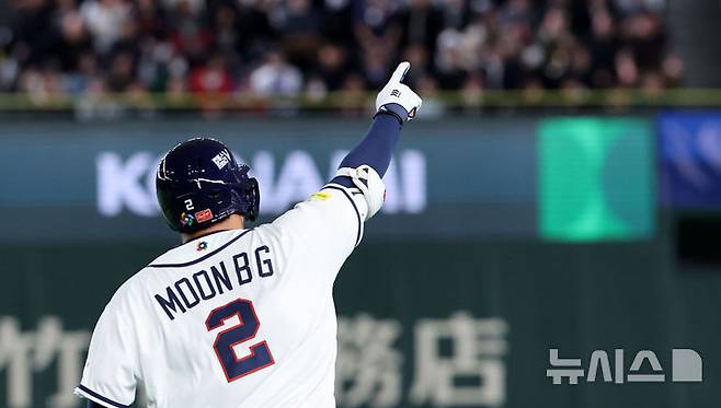 [도쿄=뉴시스] 권창회 기자 = 5일 일본 도쿄돔에서 열린 2026 WBC 조별리그 C조 1차전 한국과 체코와의 경기, 1회말 1사 주자 만루 한국 문보경이 만루홈런을 친뒤 그라운드를 돌고 있다. 2026.03.05. kch0523@newsis.com