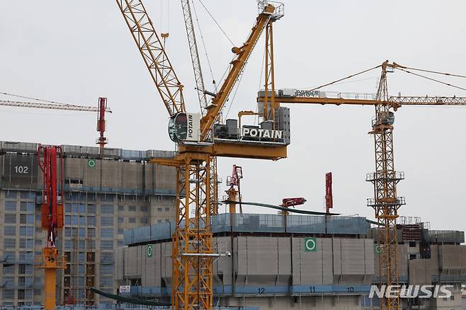 [서울=뉴시스] 김금보 기자 = 24일 서울 시내 한 아파트 공사 현장에 타워크레인이 설치돼있다. 2024.06.24. kgb@newsis.com