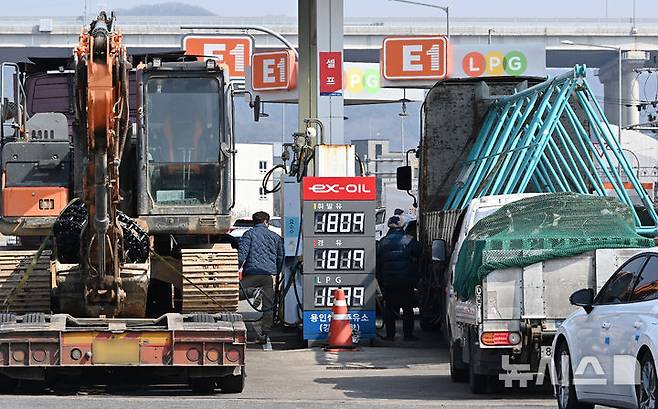 [용인=뉴시스] 김종택 기자 = 기 용인시 영동고속도로 용인휴계소 주유소에서 화물차 운전자들이 차량에 기름을 넣고 있다. 2026.03.10. jtk@newsis.com