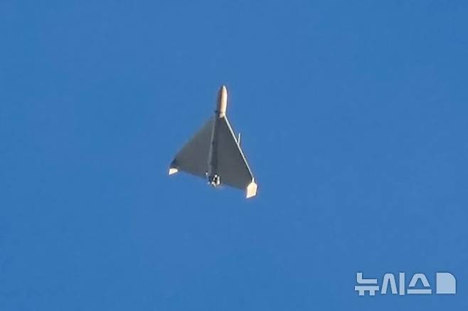 [키이우=AP/뉴시스]이란이 저가 양산형 드론을 대규모로 발사해 고가의 미군 방공 무기체계를 소진시키는 전략을 펼치기 시작했다는 보도가 나오고 있다. 사진은 2022년 10월17일, 러시아가 발사한 이란제 샤헤드 드론이 우크라이나 키이우를 공습하는 모습. 2026.03.03.