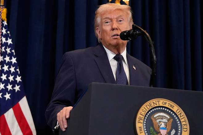 [도럴=AP/뉴시스]도널드 트럼프 미국 대통령이 9일(현지 시간) 미국 플로리다주 도럴의 골프 리조트인 트럼프 내셔널 마이애미에서 기자회견을 하고 있다. 2026.03.10.