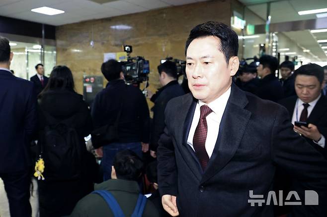 [서울=뉴시스] 김금보 기자 = 장동혁 국민의힘 대표가 지난 2일 서울 여의도 국회에서 백브리핑을 하는 오세훈 서울시장을 지나치고 있다. 2026.02.02. kgb@newsis.com