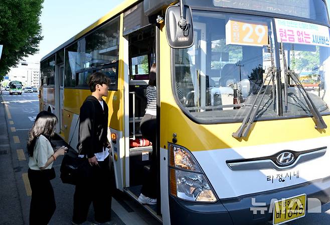 [광주=뉴시스] 광주 시내버스 이용하는 시민들. (사진=뉴시스 DB). photo@newsis.com