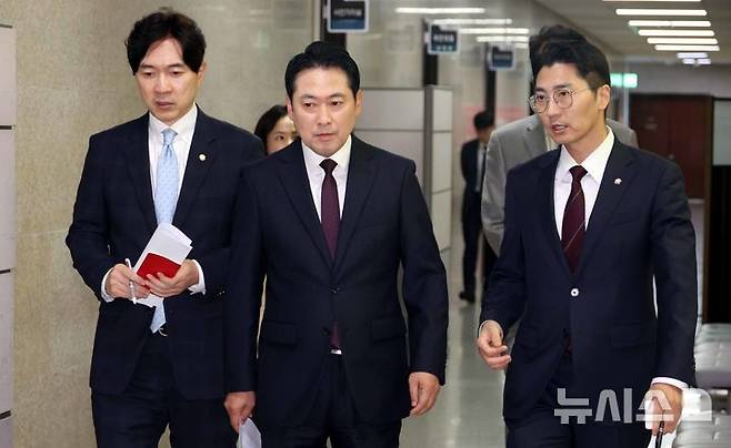 [서울=뉴시스] 조성봉 기자 = 장동혁 국민의힘 대표가 17일 오후 서울 여의도 국회에서 열린 '한미 관세협상' 관련 기자간담회에 참석하고 있다. 왼쪽부터 박성훈 수석대변인, 장 대표, 박준태 당 대표 비서실장. 2025.10.17. suncho21@newsis.com