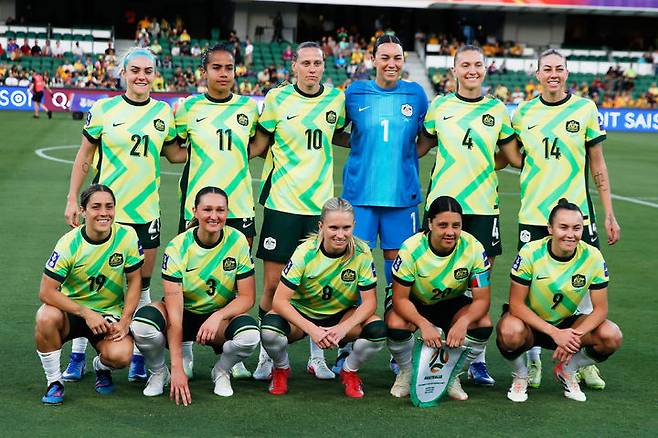 [퍼스=AP/뉴시스] 호주 여자축구 대표 선수들이 13일(현지 시간) 호주 퍼스 렉탱귤러 스타디움에서 열리는 2026 아시아축구연맹(AFC) 여자 아시안컵 8강전 북한과 경기를 앞두고 기념 촬영하고 있다. 호주가 북한을 2-1로 꺾고 4강에 진출했다. 2026.03.13.