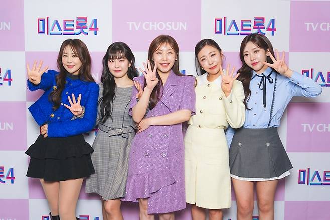 TV조선 '미스트롯4'의 톱5가 13일 오후 서울 금천구 TV조선 스튜디오에서 기자간담회를 열었다. TV조선 제공