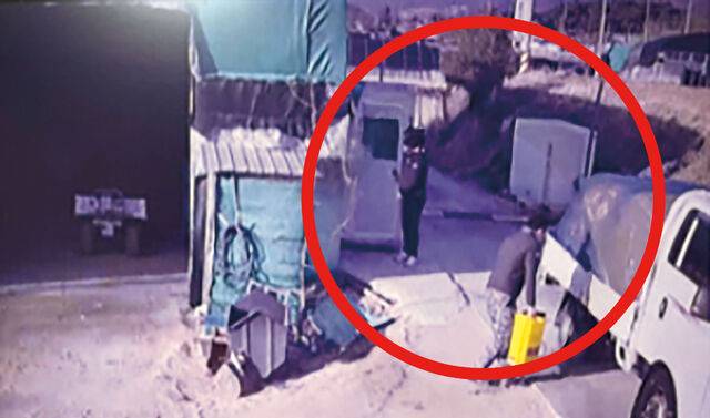 2025~2026년 동절기 고병원성 조류인플루엔자(AI)가 발생한 한 농장의 관계자들이 방역복을 입지 않은 채 농장을 드나들고 있다. 고병원성 AI 중앙사고수습본부