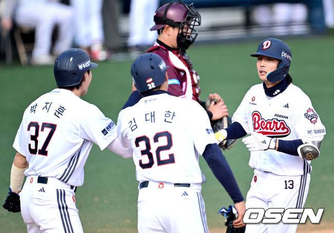 [OSEN=이천, 최규한 기자] 12일 경기도 이천 두산베어스파크에서 ‘2026 신한 SOL KBO리그’ 시범경기 두산 베어스와 키움 히어로즈의 경기가 열렸다.시범경기는&nbsp;오늘(12일)부터&nbsp;오는 24일까지 진행되며, 각 팀이 12경기씩 치러 총 60경기가 펼쳐질 예정이다.6회말 2사 1,2 루 상황 두산 이유찬이 달아나는 좌월 스리런포를 날리고 홈을 밟은 뒤 선행주자들과 기뻐하고 있다. 2026.03.12 / dreamer@osen.co.kr