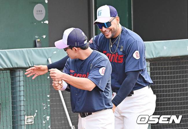 [OSEN=타이난(대만) , 이석우 기자] 프로야구 롯데 자이언츠가 2일(한국시간) 대만 타이난 아시아-태평양 국제야구센터에 스프링캠프를 차리고 구슬땀을 흘렸다.김태형 감독 등&nbsp;코치진과 투수&nbsp;20명,&nbsp;포수&nbsp;5명,&nbsp;내야수&nbsp;9명,&nbsp;외야수&nbsp;7명 등 총&nbsp;41명의 선수단이 1월 20일까지 1차 캠프에서 체력 강화와 기술 훈련을 치른 뒤 21일부터 3월 5일까지 일본 미야자키로 옮겨 2차 캠프에서 구춘리그에 참가해 실전 감각을 점검한다.롯데 레이예스가 훈련 도중 황성민과 장난을 치고 있다. 2026.02.02 / foto0307@osen.co.kr