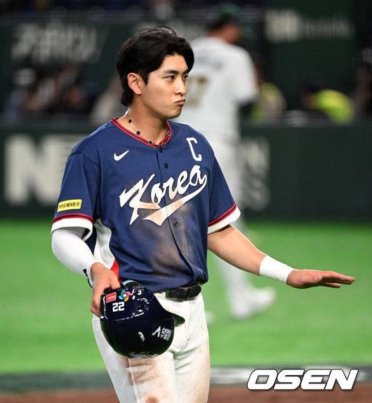 [OSEN=도쿄(일본), 손용호 기자] 도쿄의 기적이 나왔다. 한국 WBC 대표팀이 17년 만에 1라운드를 통과했다.&nbsp;한국은 9일 일본 도쿄돔에서 열린 ‘2026 월드베이스볼클래식(WBC)’ 1라운드 C조 호주와의 경기에서 로 승리를 거뒀다. 이로써 한국은 조별라운드 2승2패를 기록하면서 호주, 대만 등을 최소실점률로 제치면서 2009년 이후 17년 만에 1라운드를 통과했다. 이제 한국은 마이애미행 전세기를 탄다.한국 이정후가 더그아웃으로 가며 동료들과 선수들을 격려하고 있다. 2026.03.09&nbsp;/spjj@osen.co.kr