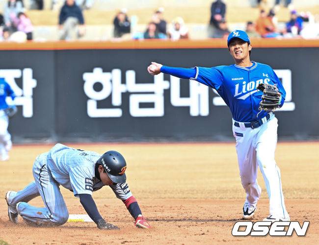 [OSEN=대전, 민경훈 기자] 12일 대전 한화생명볼파크에서 2026 신한 SOL KBO리그 시범경기 한화 이글스와 삼성 라이온즈의 경기가 열렸다.시범경기는 오늘(12일)부터 오는 24일까지 진행되며, 각 팀이 12경기씩 치러 총 60경기가 펼쳐진다.5회말 1사 주자 만루 한화 페리자의 2루수 앞 땅볼때 삼성 유격수 이재현이 2루에서 한화 심우준을 포스아웃 시킨 후 1루로 송구하고 있다. 2026.03.12 /rumi@osen.co.kr