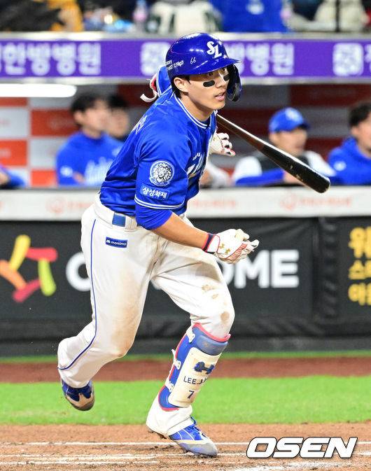 [OSEN=대전, 이대선 기자] 24일 오후 대전 한화생명볼파크에서 2025 신한 SOL Bank KBO리그 포스트시즌 플레이오프 5차전 한화 이글스와 삼성 라이온즈의 경기가 열렸다.한화는 코디 폰세, 삼성은 최원태를 선발 투수로 내세웠다.6회초 2사에서 삼성 이재현이 우월 안타를 치고 있다. 2025.10.24 /sunday@osen.co.kr