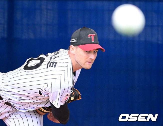 [OSEN=오키나와(일본), 최규한 기자] 프로야구 LG 트윈스가 27일 일본 오키나와 가데나 야구장에서 스프링캠프 훈련을 펼쳤다.미국 애리조나에서 1차 스프링캠프를 마친 LG는 25일 오키나와에 입성해 26일부터 본격적으로 2차 캠프를 시작했다.LG 앤더스 톨허스트가 불펜 피칭을 펼치고 있다. 2026.02.27 / dreamer@osen.co.kr