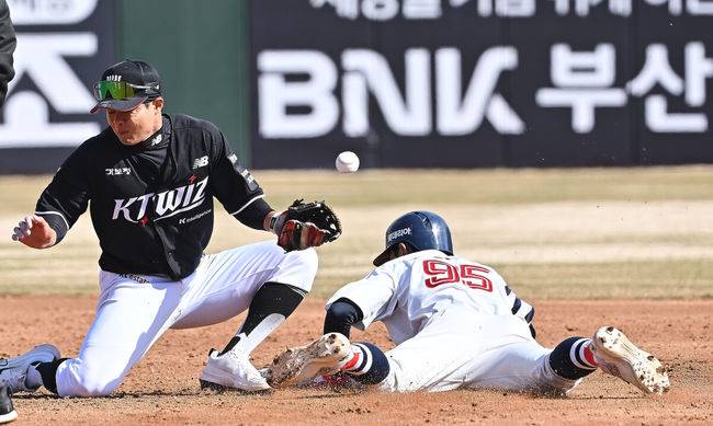 [OSEN=부산, 이석우 기자] 13일 부산 사직야구장에서 2026 신한 SOL KBO 리그 롯데 자이언츠와 KT 위즈의 시범경기가 열렸다. 홈팀 롯데는 쿄야마가 방문팀 KT는 보쉴리가 선발 출전했다.롯데 자이언츠 김한홀이 5회말 1사 1루 이호준 타석때 2루 도루를 성공하고 있다. 2026.03.13 / foto0307@osen.co.kr