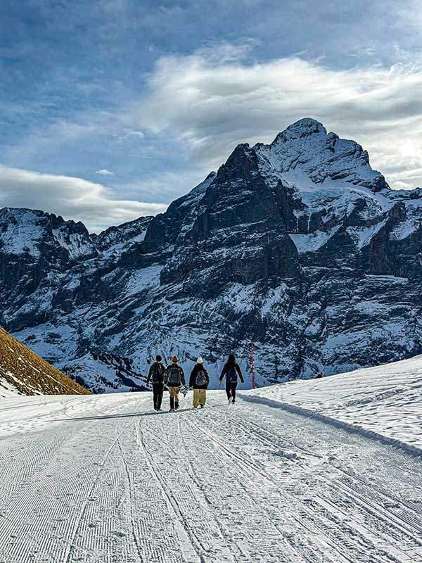 압도적인 장벽 같은 베터호른(3,692m)을 걷는 내내 볼 수 있다. &nbsp;사진 모나(@hanbok_travelarts)