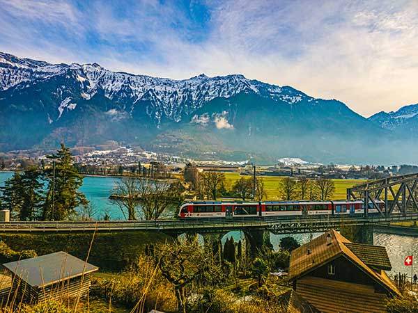 아레강을 건너는 열차와 쉬니케플라테 능선. 아레강과 브리엔츠호수가 만나는 곳이다.