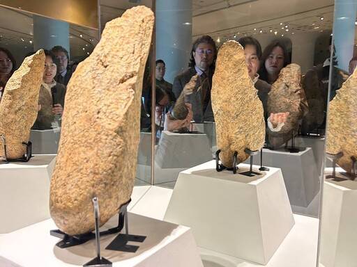 경기 연천 전곡선사박물관에 전시된 대형 주먹찌르개. 연합뉴스