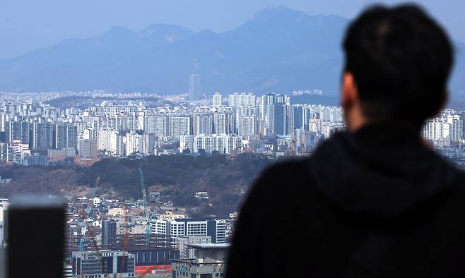 12일 오후 서울 중구 남산에서 바라본 강북 지역 아파트 모습. 뉴시스